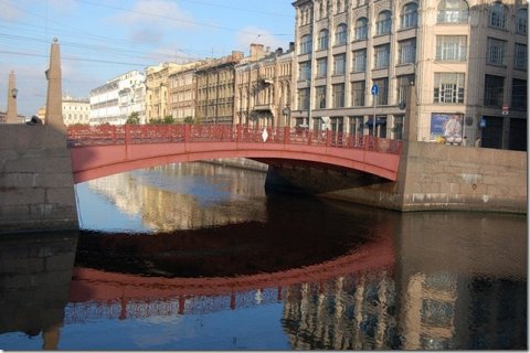 Красный мост в Петербурге