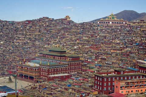 Ларунг Гар. Буддийский инстутут в Тибете
