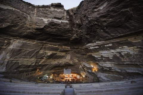 Гигантский монастырь в пещере Каира