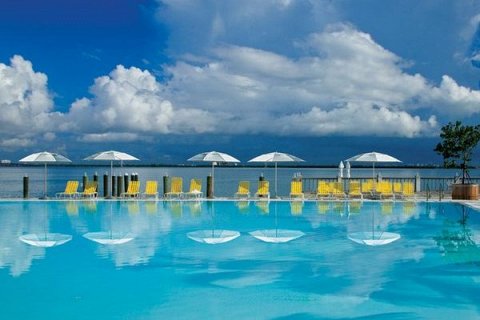 Отель Miami и его бассейн