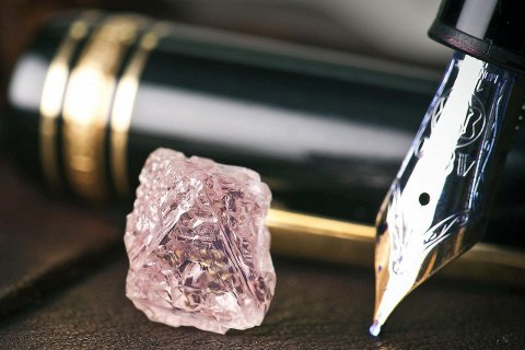 Редкий розовый алмаз в 13 каратов найден в Австралии