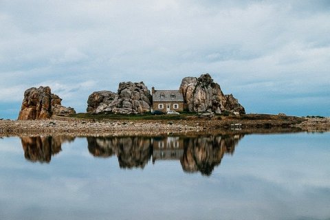 Дом между скалами в Бретани