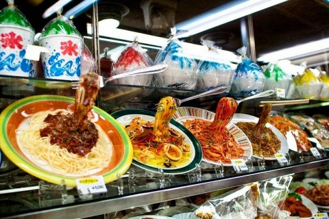 Реалистичная пластиковая еда в Японских ресторанах