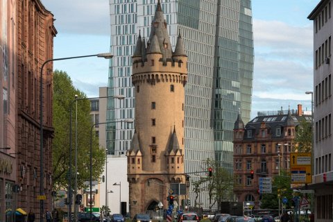 Средневековая Башня Эшенхайм в центре Франкфурта