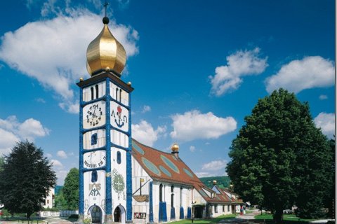 Творение Fridensraih Hunderwasser: Церковь Св. Варвары в Бернбах