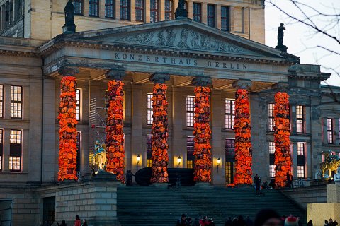Берлинский Концертхаус покрыт жилетами 14,000 беженцев