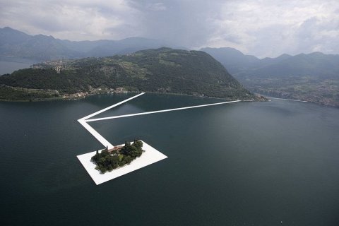 Плавающий трехкилометровый пирс на итальянском озере