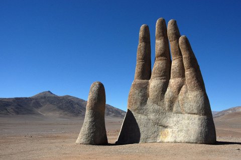 Рука Пустыни: памятник человеческой уязвимости