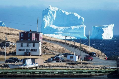 Гигантский айсберг сел на мель у берегов Канады