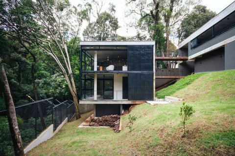 Современный особняк в бразильских джунглях: JJO House
