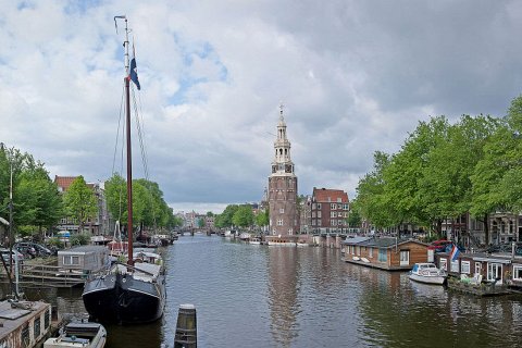 Башня Монтелбансторен в Амстердаме