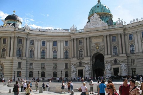 Михаэлерплац - одна из самых известных площадей Вены
