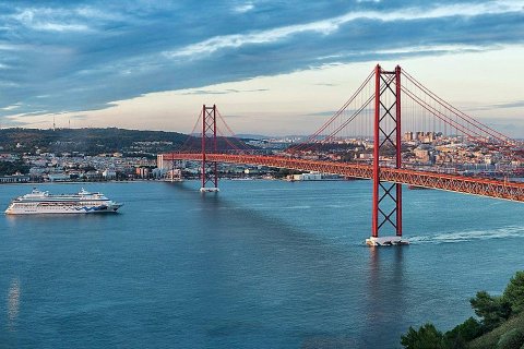 Мост имени 25 Апреля в Лиссабоне