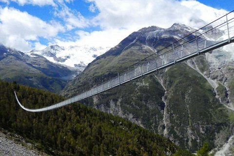 Самый длинный подвесной мост в Швейцарских Альпах