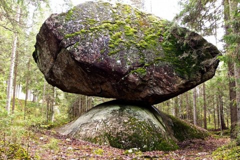 Балансирующий камень Куммакиви в Финляндии