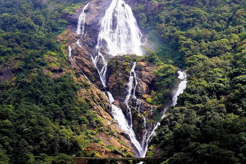 Водопад Духсагар в Индии