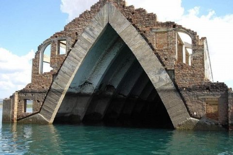 Старая затопленная церковь Петроляндии
