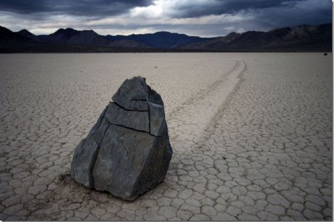 Долина смерти и движущиеся камни