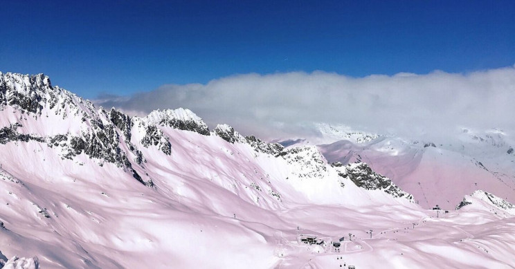 Загадочный розовый лед в итальянских Альпах