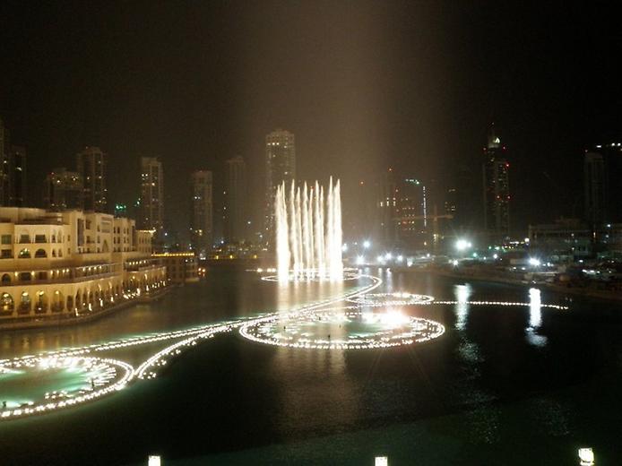 http://lifeglobe.net/media/entry/1186/Dubai_Fountain_Lights_and_Water.jpg