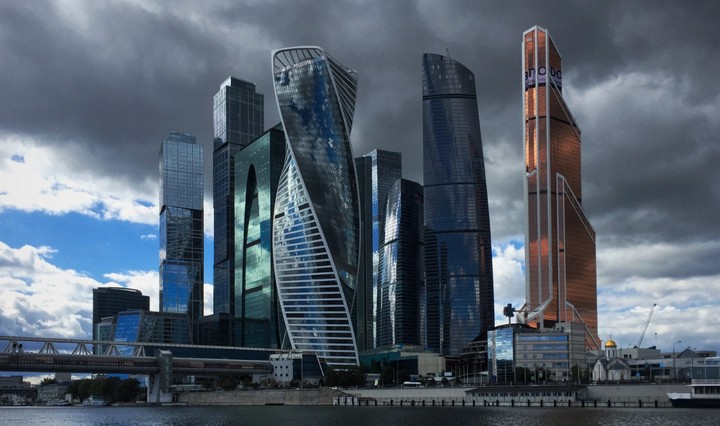 Обзор зарплат в России на 2024 год