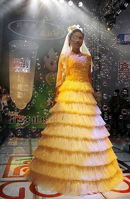 свадебное платье из кондомов