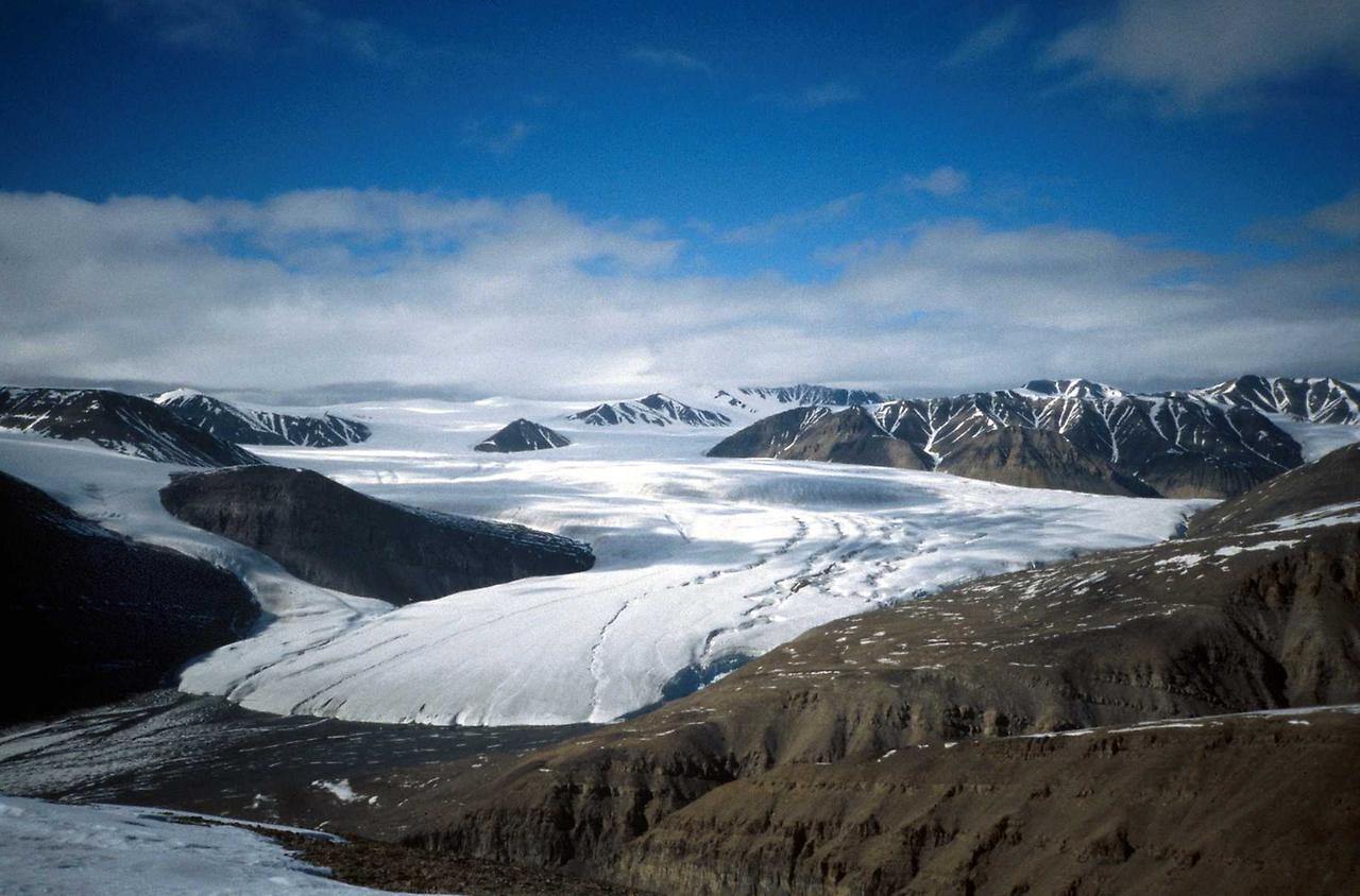 Самую большую площадь занимают ледники. Остров Элсмир Канада. Озеро Хейзен Канада. Элсмир и канадский Арктический архипелаг. Канада о. Элсмир земля.