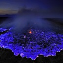 Индонезийский вулкан испускает пылающую жидкость