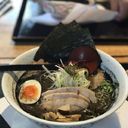 Японский суп-рамен с углем