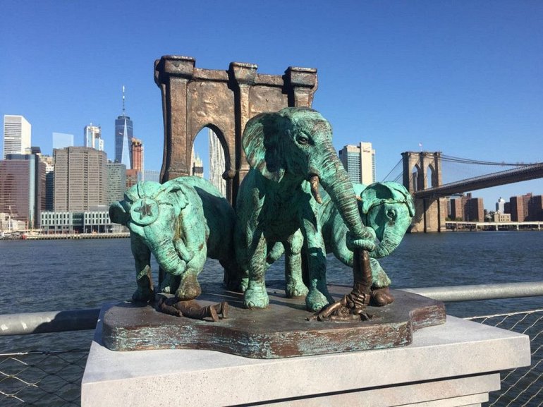 памятник трагедии со слонами