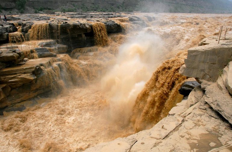 желтый водопад Хукоу