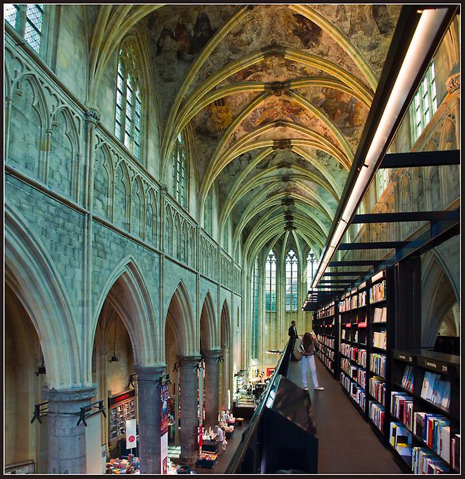 Книжный магазин в церкви ХIII века - Маастрих, Нидерланды