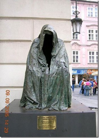 Темный всадник в броне, скульптура на улице
