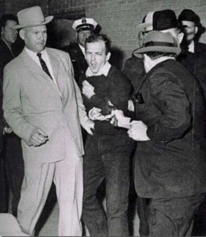 Фотография убийства Ли Харви Освальда Джеком Руби в Далласе