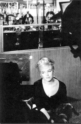 Портрет Мэрилин Монро с отведённым взглядом