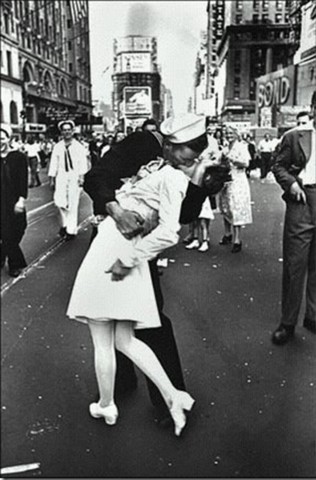 Поцелуй моряка и медсестры на Таймс-сквер в день V-J Day