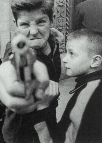 Мальчик направляет игрушечный пистолет в объектив — фото Уильяма Кляйна