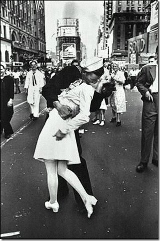 Фотография V-J Day на Таймс-сквер, 14 августа 1945 года