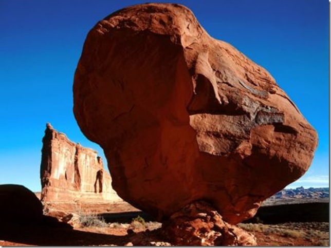 images_9_2_Balanced_Rock_near_the_Tower_of_Babel_Arches_-_National_Park