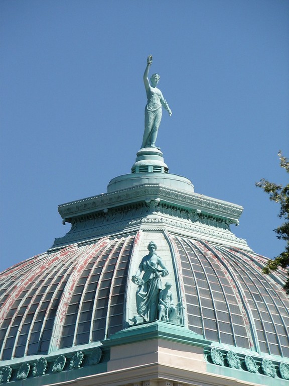 статуи на куполе мемориал-холл