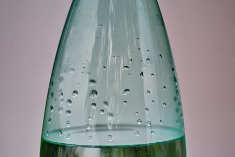 вода в пластиковой бутылке