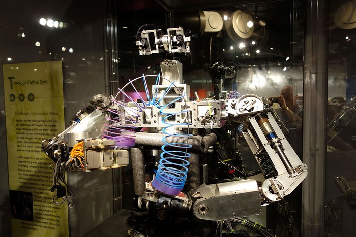 робот в музее MIT