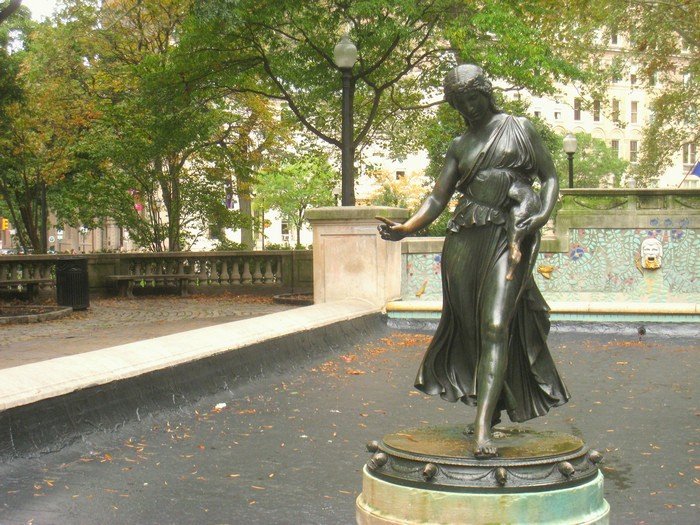 статуя на площади