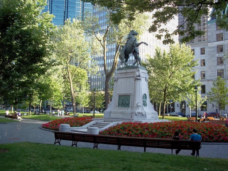 памятник на площади