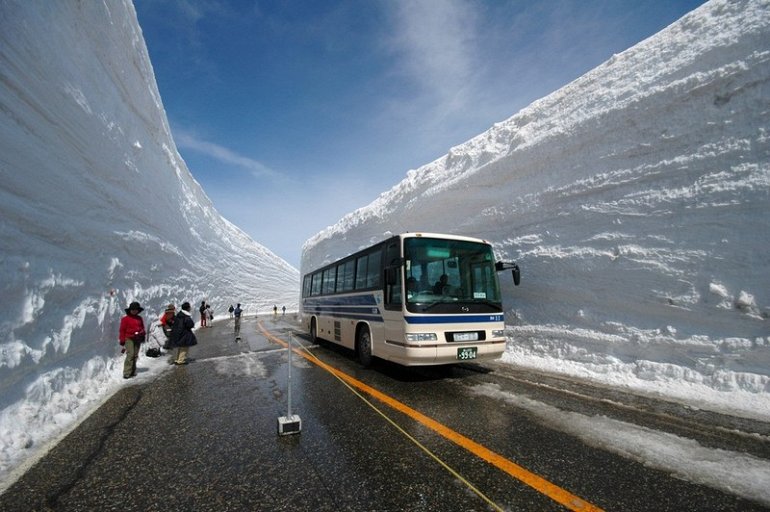 снежное шоссе в Японии