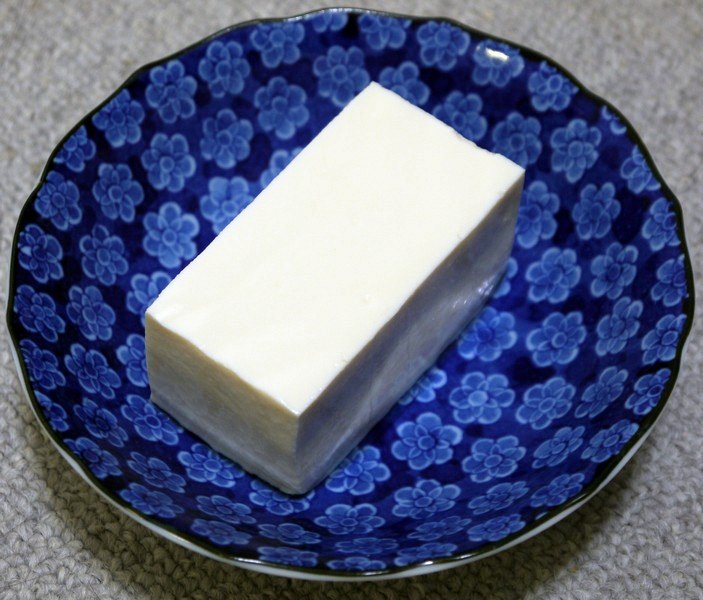 тофу на блюдце