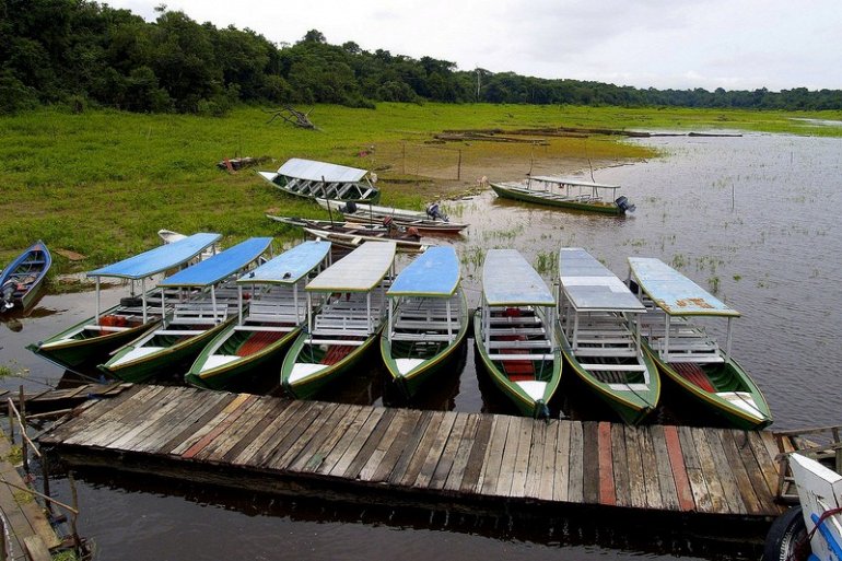 лодки на берегу Амазонки