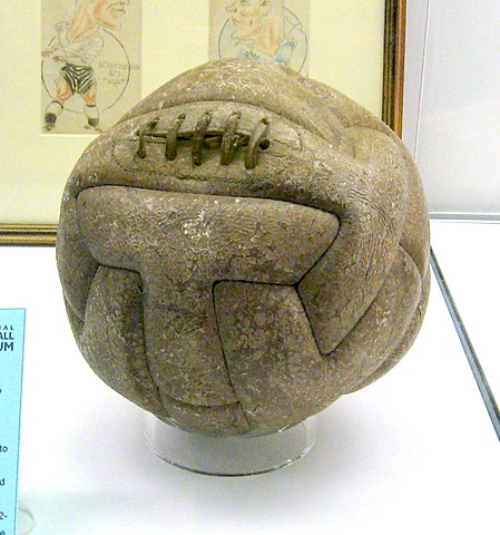 старинный мяч для футбола