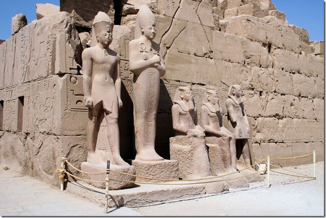statues-at-karnak-temple