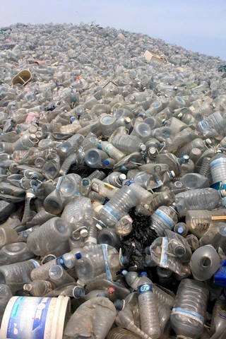 пластиковые бутылки на свалке